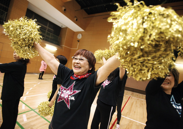 Fumie Takino, a 78-year-old cheerleader, practices cheerleading with other members of a seniors' cheerleading group called "Japan Pom Pom" in Tokyo March 24, 2010. Japan may have little to celebrate with its economic recovery still fragile, so some cheerleaders are hitting the streets and stages to pep up the mood - including one pom-pom squad whose average age is 66. Picture taken March 24, 2010. To match Reuters Life! story JAPAN-CHEERLEADERS/ REUTERS/Yuriko Nakao (JAPAN - Tags: SOCIETY SPORT)